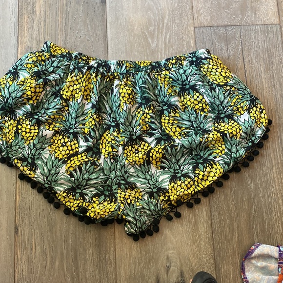 Pineapple Print Shorts in Size L - Picture 2 of 7